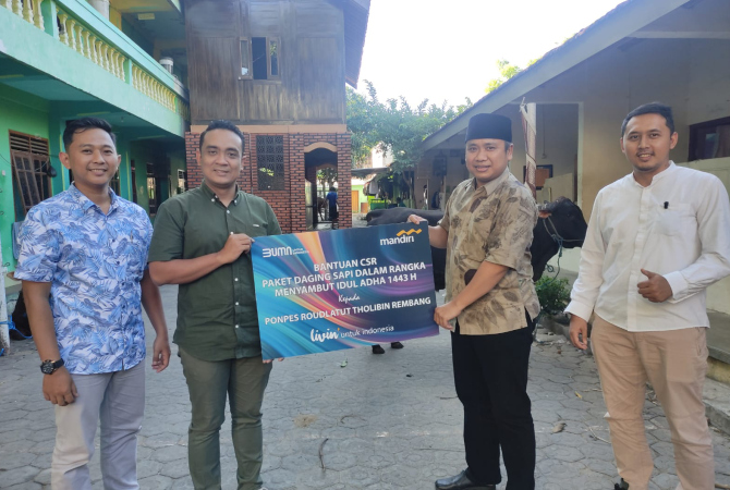 BERBAGI: Pembina Ponpes Roudloutut Tholibin Rembang KH Bisri Cholil Laqouf (Gus Kholil) (dua dari kanan) bersama Kacab Mandiri Rembang & Tim CSR Area Kudus Agung Handono simbolis menyerahkan paket daging kurban. (PT BANK MANDIRI FOR RADAR KUDUS)
