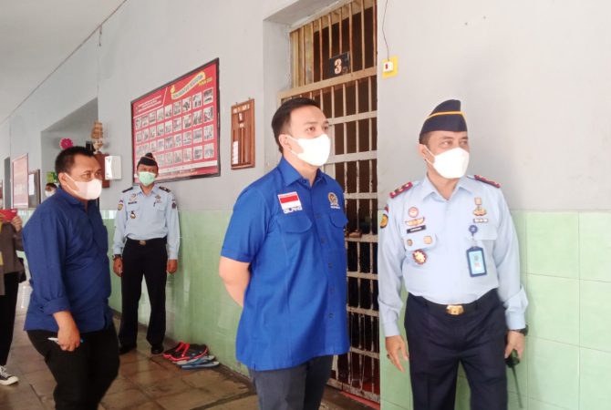 TINJAU: Anggota Komisi III Dewan Perwakilan Rakyat (DPR) RI, Gilang Dhielafararez mendatangi dan mengecek situasi di Rutan Kudus pada Rabu (20/7). (ARIKA KHOIRIYA/RADAR KUDUS)