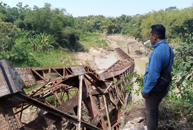 ROBOH: Jembatan teyeng yang menghubungkan Desa Dapurno, Wirosari dan Desa Tanjungsari, Keradenanan roboh pada Kamis (21/7) pukul 02.00. (EKO SANTOSOS/RADAR KUDUS)