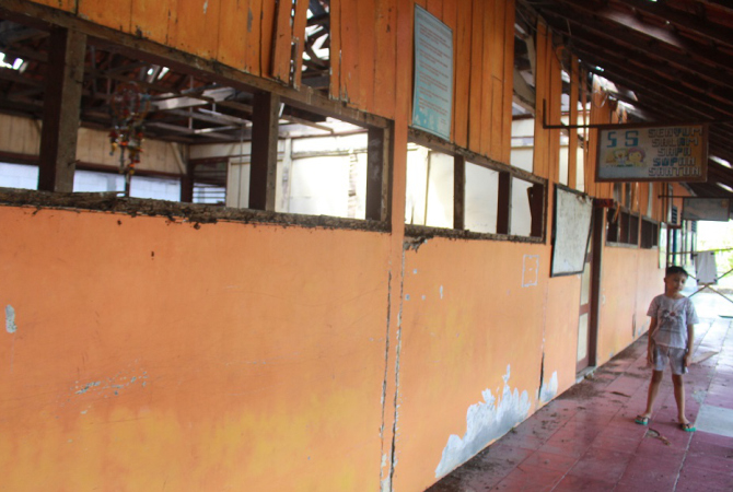 RUSAK PARAH: Kondisi ruang kelas 3, 4, 5, dan 6 SD N 4 Ngraji rusak parah kemarin. Kondisi genteng dan plafon sekolah itu jebol sehingga membahayakan peserta didik. (SIROJUL MUNIR/RADAR KUDUS)