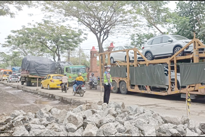 PROYEK ABADI PANTURA: Para pengguna jalan terjebak kemacetan di titik perbaikan jalan di Kecamatan Batangan, Pati. (ANDRE FAIDHIL FALAH/RADAR KUDUS)