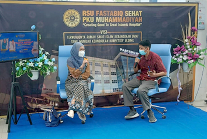 DISOSIALISASIKAN: Dokter spesialis mata memberikan paparan materi dalam rangka soft launching Klinik Mata RSU Fastabiq Sehat PKU Muhammadiyah Pati belum lama ini. (HUMAS RSU FASTABIQ FOR RADAR KUDUS)