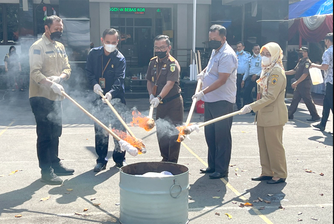DIHANCURKAN: Kejari Pati dan instansi Pemkab setempat memusnahkan ribuan BB di Kejari setempat kemarin. (ANDRE FAIDHIL FALAH/RADAR KUDUS)