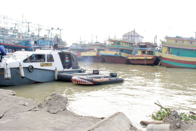 MANGKIR: Kapal di Pelabuhan Juwana terlihat bersandar belum lama ini. (ANDRE FAIDHIL FALAH/RADAR KUDUS)