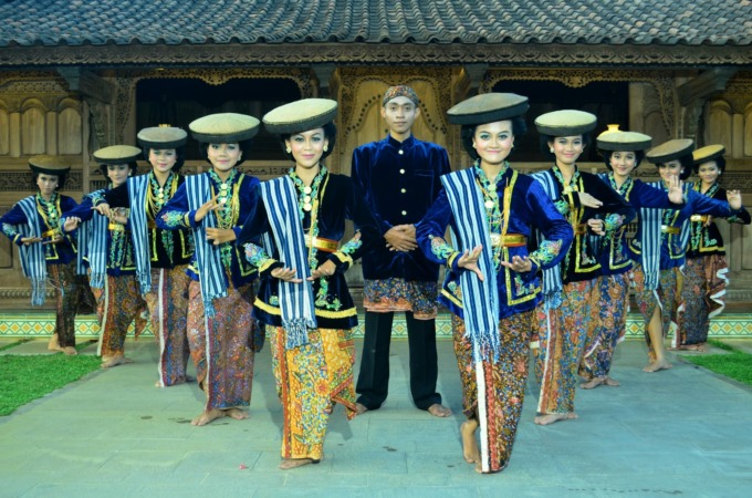 KHAS KUDUS: Penari membawakan tari kretek yang menggambarkan aktivitas buruh rokok di Kudus. (SANGGAR SENI PURING SARI FOR RADAR KUDUS)