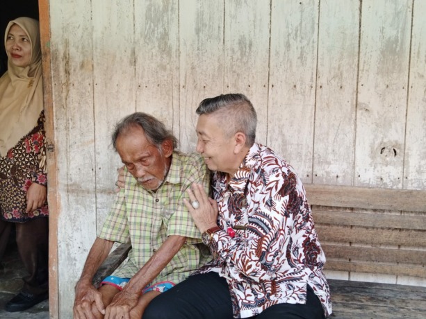 PEDULI: Kepala Dinas Sosial Grobogan Edy Santoso menjenguk kakek Suparjo di rumahnya. (EKO SANTOSO/RADAR KUDUS)