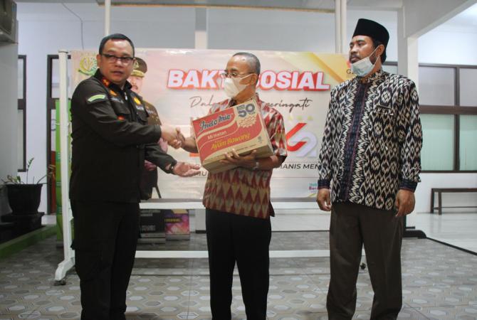 UNGKAPAN SYUKUR: Kepala Kejaksaan Negeri (Kejari) Rembang, Syahrul Juaksha Subuki saat menyalurkan sembako salam menyongsong Hari Bhakti Adyaksa ke-62, Kamis (14/7). (WISNU AJI/RADAR KUDUS)