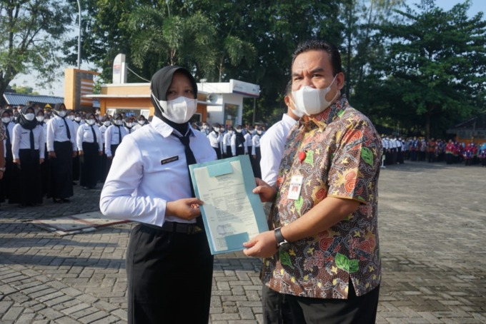 SERAH TERIMA: Bupati Blora Arief Rohman saat menyerahkan SK PPPK secara simbolis di lapangan Dinas Pendidikan Kabupaten Blora beberapa waktu lalu. (AHMAD ZA