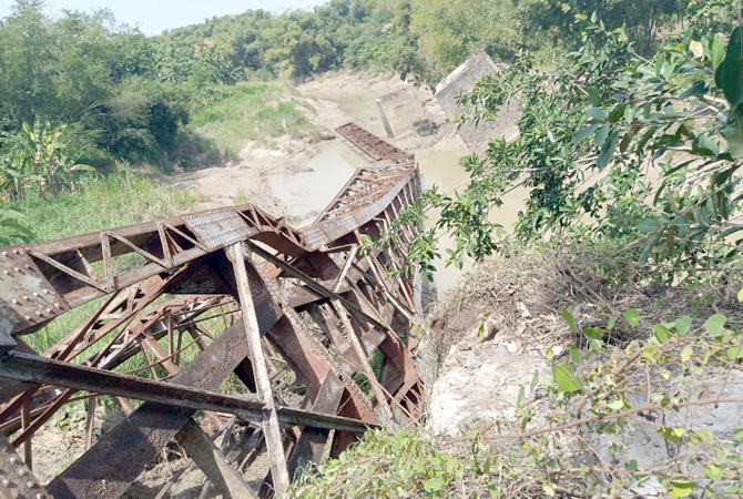 PUTUS: Kerangka jembatan peninggalan belanda lepas dan jatuh ke sungai Lusi yang berada di perbatasan Desa Dapurno, Wirosari, dengan Desa Tanjungsari, Keradenanan, Grobogan. (EKO SANTOSO/RADAR KUDUS)