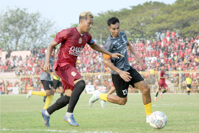SENGIT: Duel antara penyerang Persijap Jepara Qischil Gandrum (kiri) dengan bek Persipa Pati Rahmat Latif dalam laga uji coba di Stadion GBK Jepara kemarin. Persijap menang 1-0 di laga itu. (MOH. NUR SYAHRI MUHARROM/RADAR KUDUS)