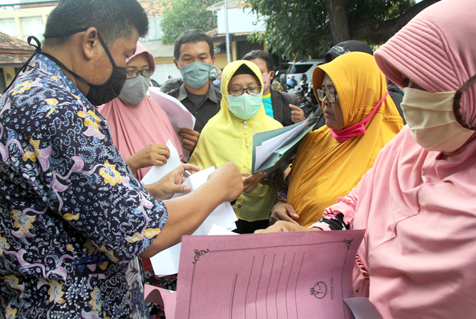 ATUSIAS: Para pelaku UMKM sedang mengurus bantuan BPUM tahun lalu. (WISNU AJI RADAR KUDUS)