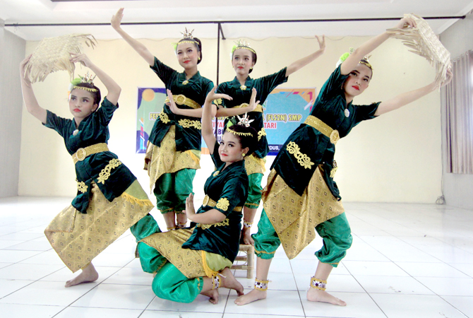 MAJU KE NASIONAL: Festival dan Lomba Seni Siswa Nasinal (FSL2N) digelar oleh Disdikpora diseleksi tingkat kabupaten kemarin (4/7) di SMP 1 Kudus. (DONNY SETYAWAN/RADAR KUDUS)
