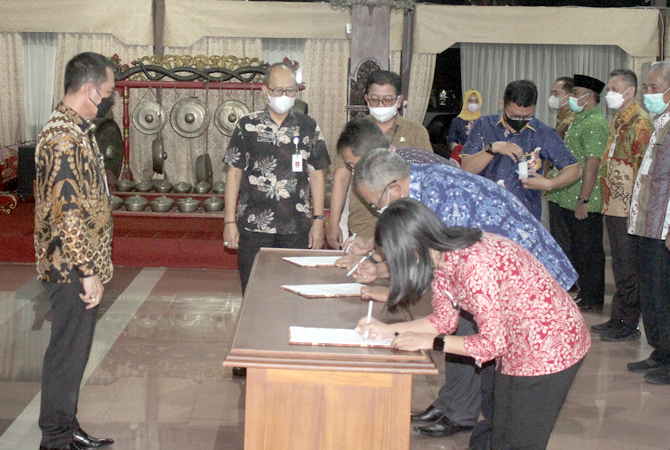 PENYEGARAN: Bupati Kudus HM Hartopo melantik dan mutasi pejabat di lingkungan Pemkab Kudus malam hari pada Rabu (14/7) lalu. (GALIH ERLAMBANG W/ Radar Kudus)