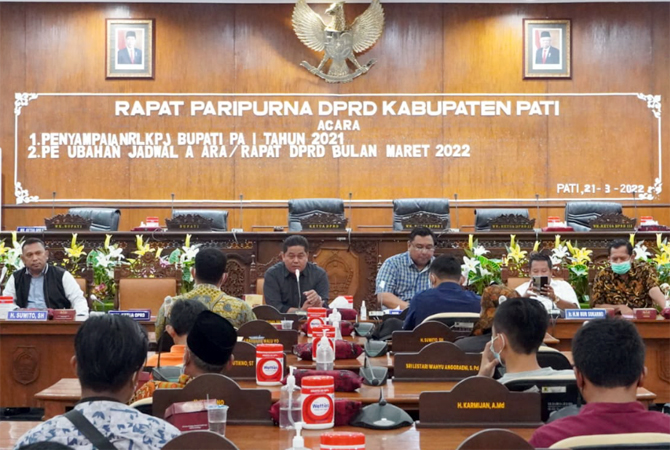 DIBAHAS: Pihak DPRD Pati audiensi dengan warga Trangkil di Ruang Paripurna DPRD setempat belum lama ini. (ANDRE FAIDHIL FALAH/RADAR KUDUS)
