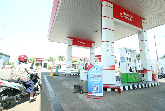 MULAI DITERAPKAN: Papan pengumuman penggunaan aplikasi MyPertamina terpasang di SPBU Senenan kemarin. (MOH. NUR SYAHRI MUHARROM/RADAR KUDUS)
