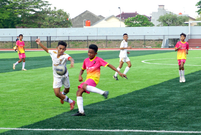 TANDING: SSB Soegondo (jersey merah muda) bermain baik dan keluar sebagai juara Liga Askab PSSI Pati KU-14 kemarin di Stadion Joyokusumo. (ACHMAD ULIL ALBAB/ RADAR KUDUS)