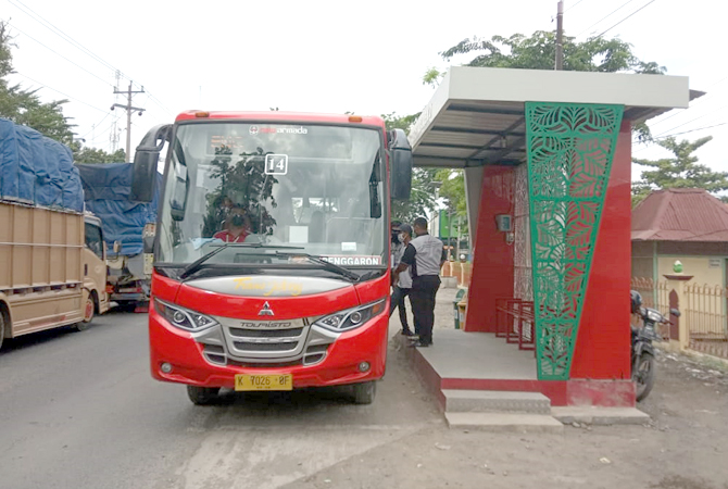 DIMINATI: Warga turun dari Bus Trans Jateng di halte tempat Grobogan kemarin. (EKO SANTOSO/RADAR KUDUS)