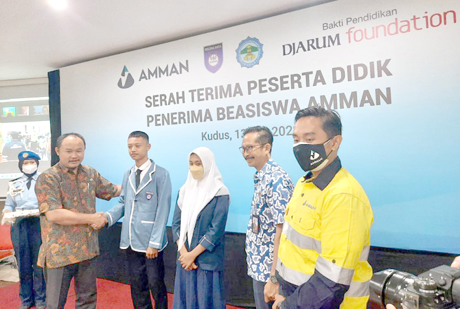 MENYAMBUT: Kepala SMK Wisudha Karya Fahrudin (kiri) menyambut siswa dari Sumbawa Barat beasiswa dari PT Amman Mineral. (INDAH SUSANTI/RADAR KUDUS)