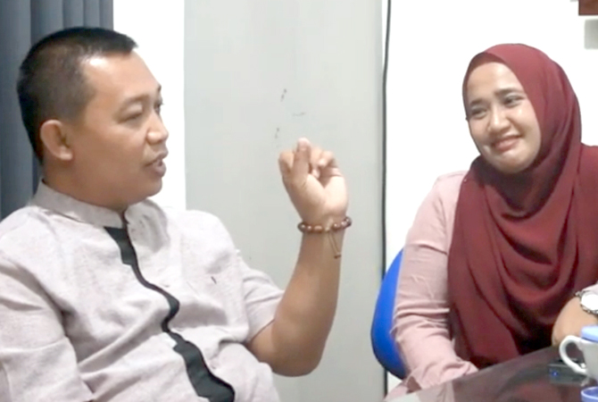 TANDA CINTA ODGJ: Mas Adi didampingi istrinya Mak Heni memperlihatkan gigitan ODGJ yang dia anggap sebagai tanda cinta pada (6/7) di ruang podcast Jawa Pos Radar Kudus. (ARIKA KHOIRYA/RADAR KUDUS)