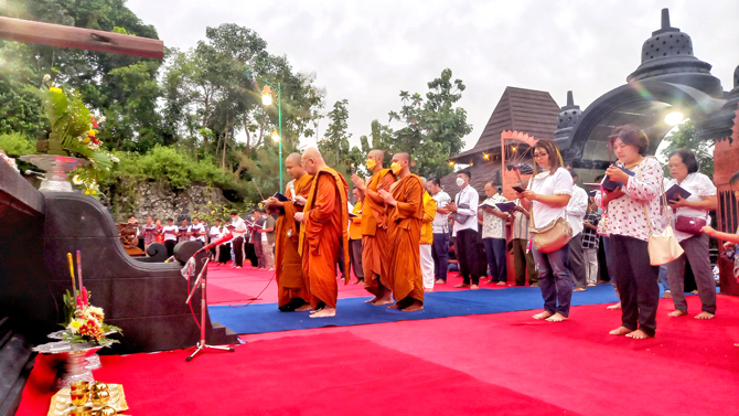 KHUSYUK: Umat Buddha melaksanakan prosesi ibadah di Candi Sudhamo Mahathera, kompleks Vihara Ratanavana Arama, Lasem, Rembang, kemarin. (VACHRI RINALDY L/RADAR KUDUS)