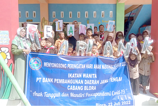 CERIA MANDIRI: SLB Ceria Mandiri Blora dikunjungi ikatan wanita BPD Bank Jateng Cabang Blora untuk menyambut Hari Anak Nasional kemarin. (AHMAD ZA