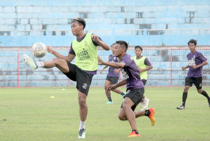 SENGIT: Antarpemain Persijap Jepara berebut bola saat menjalani minigames di sela-sela latihan baru-baru ini. (MOH. NUR SYAHRI MUHARROM/RADAR KUDUS)