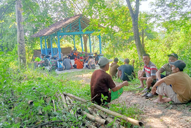 DIPERCAYA SAKRAL: Warga dan personil TNI istirahat di pertapaan Mbah Suro Inggil saat proses evakuasi pesawat kemarin. (AHMAD ZA’IIMUL CHANIEF/RADAR KUDUS)