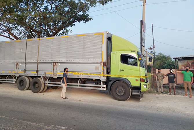 DIAMANKAN: BB truk diberikan police lane di Pantura Batangan turut Desa Batursari. (HUMAS POLRES PATI FOR RADAR KUDUS)
