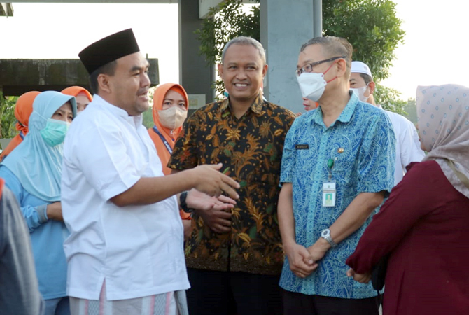 CEK LOKASI: Bupati Blora Arief Rohman, Wakil Bupati Blora Tri Yuli Setyowati, serta beberapa rombongan ikut meninjau Puskesmas Randublatung yang akan dibangun menjadi RSUD kemarin. (PEMKAB BLORA FOR RADAR KUDUS)