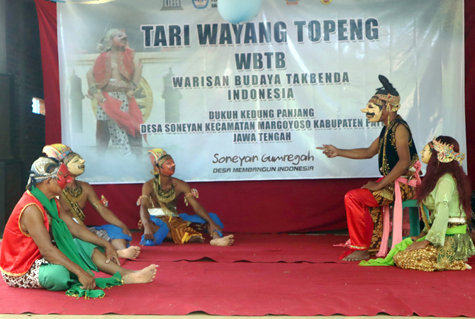 Penampilan Wayang Topeng Kedungpanjang yang menjadi kesenian tradisional di wilayah Kabupaten Pati saat ini telah ditetapkan sebagai warisan budaya tak benda. (ACHMAD ULIL ALBAB/RADAR KUDUS)