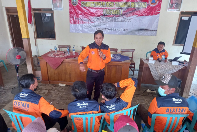 PENGARAHAN: Para relawan diberikan sosialisasi saat pembentukan Desa Tangguh, Senin (1/8). (VACHRI RINALDY L/RADAR KUDUS)