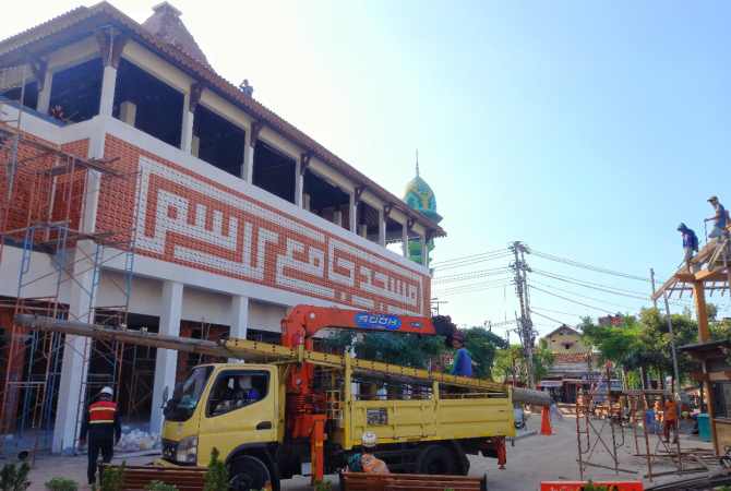 IKONIK: Pekerja sedang melaksankan ronovasi Masjid Jami Lasem, Senin (15/8). (VACHRI RINALDY L/RADAR KUDUS)