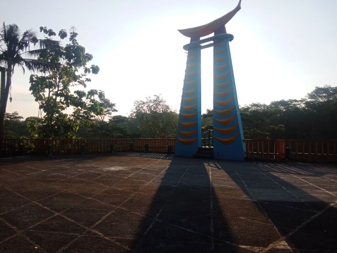 IKONIK: Tugu pisang jadi salah satu spot foto di Wisata Taman Sardi. (ARIKA KHOIRIYA/RADAR KUDUS)