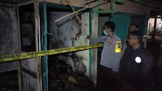 TKP: Anggota Polsek Ngawen menunjukkan lokasi kios yang terbakar. (AHMAD ZA