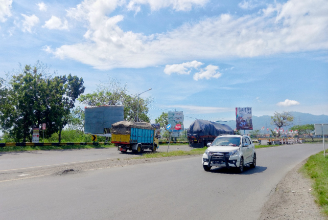 LALU LINTAS NORMAL: Kendaraan melintas di Jalan Pantura Rembang-Lasem beberapa waktu lalu. (VACHRI RINALDY L/RADAR KUDUS)