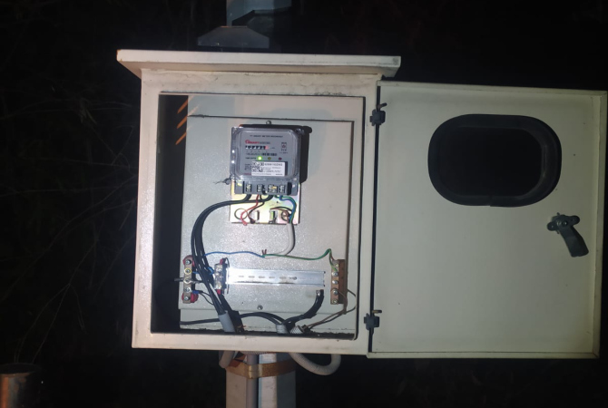 DIEMBAT: KWh meter LPJU di jalan nasional Rembang-Blora diembat oleh oknum tak bertanggung jawab sehingga kondisinya gelap saat malam hari. (DOK. RADAR KUDUS)