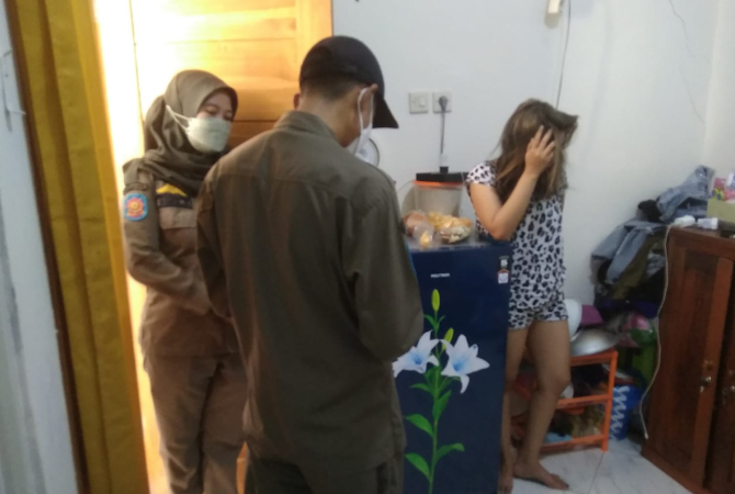 RAZIA: Satpol PP Kabupaten Rembang menggelar razia penyakit masyarakat (pekat) di sejumlah kos-kosan di Kecamatan Kota pada Selasa (9/8) siang. (SATPOL PP REMBANG FOR RADAR KUDUS)