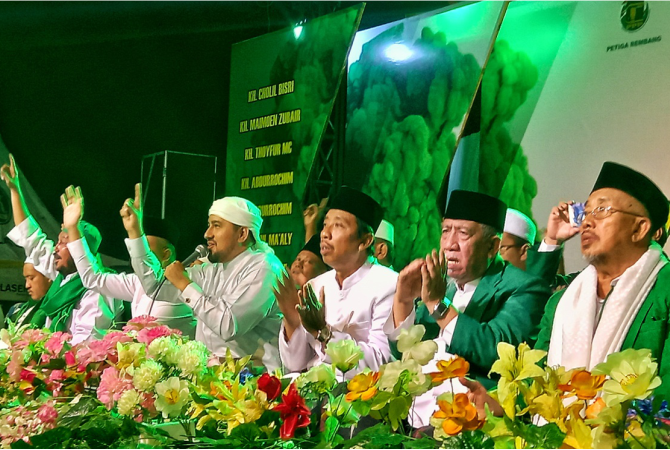 BERSEMANGAT: Habib Anis Syahab memimpin acara PPP Bersalawat dalam rangka peringatan Haul KH Maimoen Zubair, Sabtu (30/7). (VACHRI RINALDY L/RADAR KUDUS)