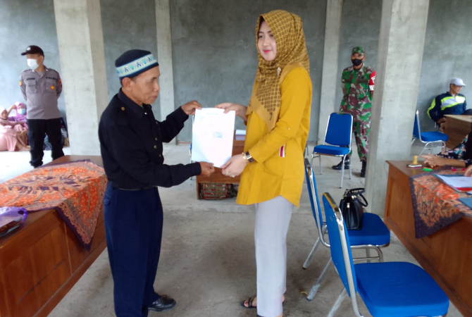 KONTESTAN: Salah satu bakal calon kades di Kabupaten Rembang menyerahkan berkas ke panitia pilkades. (DINPERMADES FOR RADAR KUDUS)
