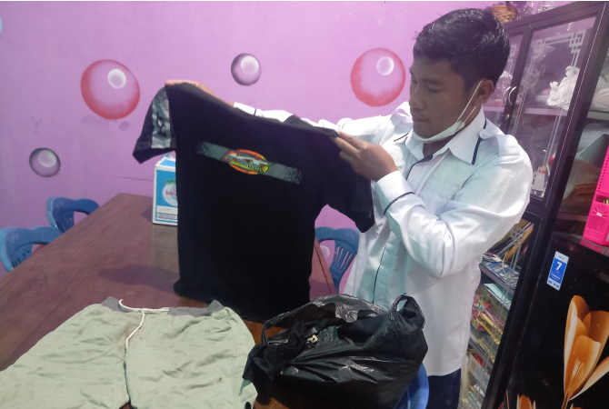 JADI BARANG BUKTI: Polisi mengamankan pakaian korban saat terjadi pengeroyokan di Desa Turusgede baru-baru ini. (VACHRI RINALDY L/RADAR KUDUS)