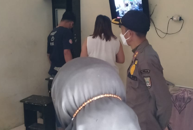 RAZIA: Satpol PP Kabupaten Rembang menggelar razia penyakit masyarakat (pekat) di sejumlah kos-kosan di Kecamatan Kota pada Selasa (9/8) siang. (SATPOL PP REMBANG FOR RADAR KUDUS)