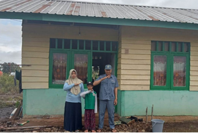SEMANGAT BARU: Suwito Sirojudin Mahmud bersama anak dan istrinya setiba dilokasi transmigran desa Mahalona, Kecamatan Towuti, Kabupaten Luwu Timur, Provinsi Sulawesi Selatan. (KESRA FOR RADAR KUDUS)
