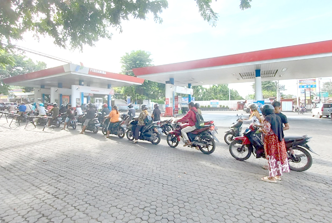 BAKAL DIBATASI: Sebagian masyarakat antre mendapatkan BBM jenis pertalite belum lama ini. Untuk mendapat BBM subsidi pengendara terlebih dahulu daftar di SPBU yang tercatat di MyPertamina. (DONNY SETYAWAN/RADAR KUDUS)