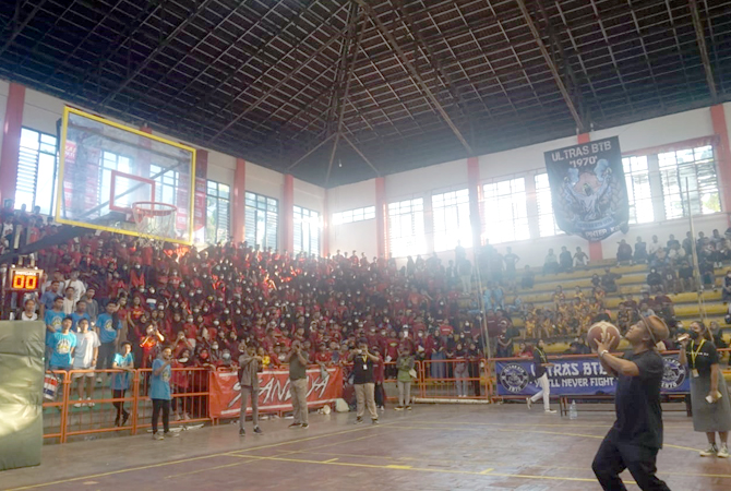SEMANGAT: Wakil Bupati Saiful Arifin membuka Kejurkab basket tingkat pelajar di GOR Pesantenan Pati sore kemarin. (ACHMAD ULIL ALBAB/RADAR KUDUS)