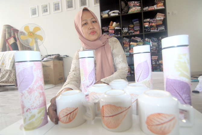 INOVASI: Inovasi ecoprint semakin berkembang tidak hanya dilekatkan pada kain tetapi juga gelas dan mug. (DONNY SETYAWAN/RADAR KUDUS)