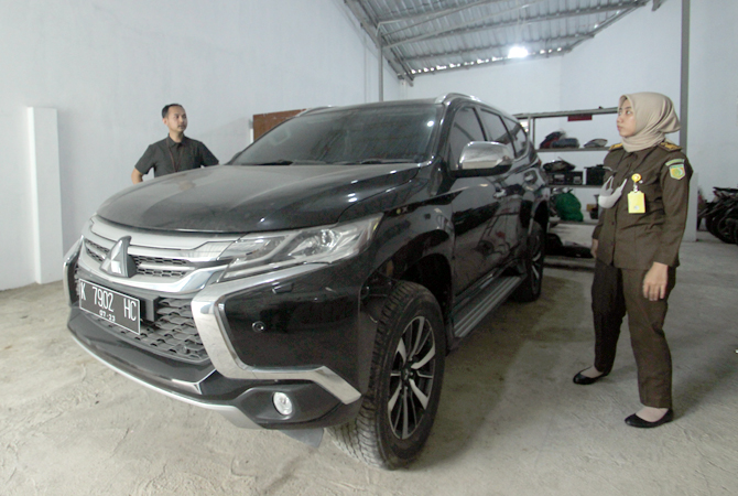 SIAP ANGKUT: Petugas mengecek salah satu objek lelang yang tersimpan di kantor Kejaksaan Negeri Jepara kemarin. (MOH. NUR SYAHRI MUHARROM/RADAR KUDUS)