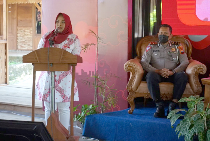 TAAT PAJAK: Wakil Bupati Blora Tri Yuli Setyowati mengajak masyarakat untuk membayar pajak tepat waktu. (PEMKAB BLORA FOR RADAR KUDUS)