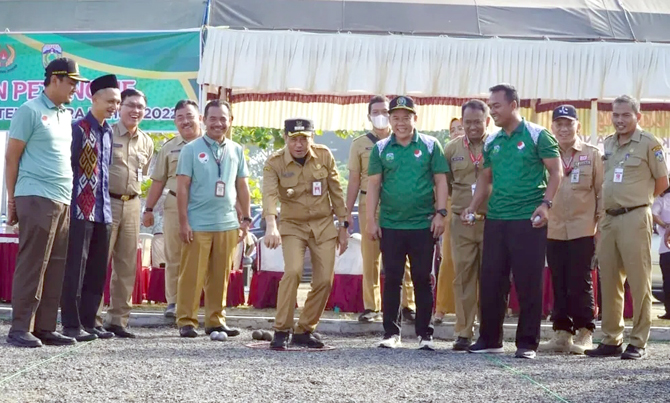 ANTUSIAS: Peserta berusaha melemparakan bola besi dalam ajang Kejurkab Petanque di komplek Stadion GBK Jepara kemarin. (MOH. NUR SYAHRI MUHARROM/RADAR KUDUS)