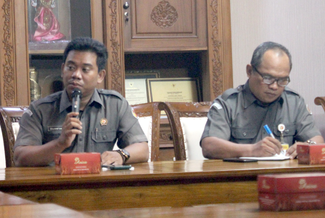 AUDIENSI: Ketua Badan Pengawas Pemilu (Bawaslu) Sujiantoko saat audiensi dengan Pj Bupati Jepara di Ruang Command Center kemarin (15/8). (NIBROS HASSANI/JAWA POS RADAR KUDUS)