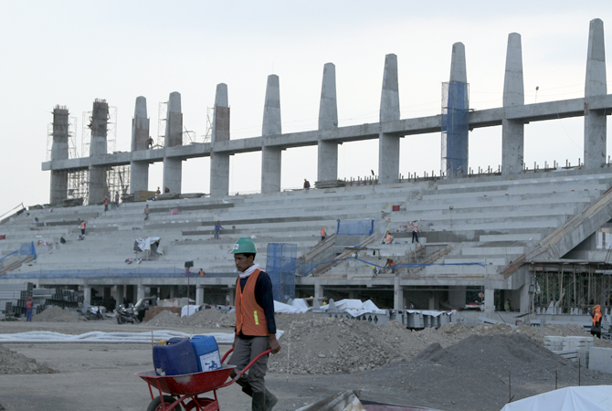ON PROGRESS: Proses pembangunan Stadion Djarum yang berlokasi di Desa Rendeng, Kota, Kudus, mencapai 40 persen kemarin. (GALIH ERLAMBANG W/ Radar Kudus)